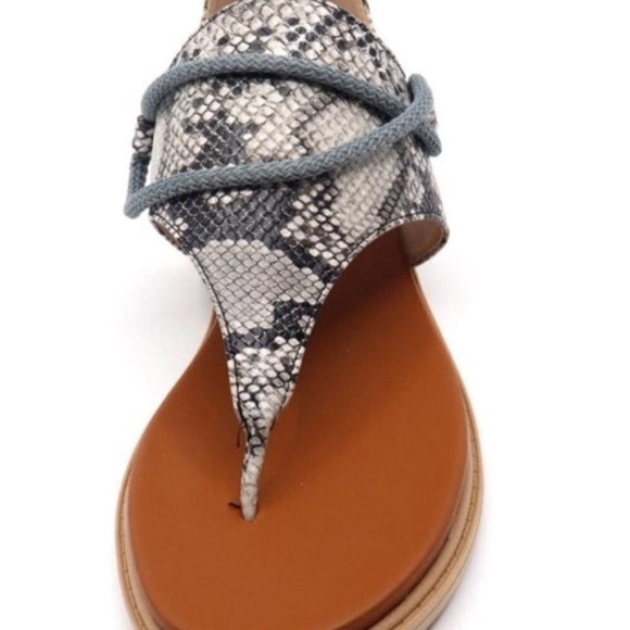 NIB Snakeskin gladiator style sandals w. Zipper on back. Flat bouncy comfy sole - Picture 3 of 4